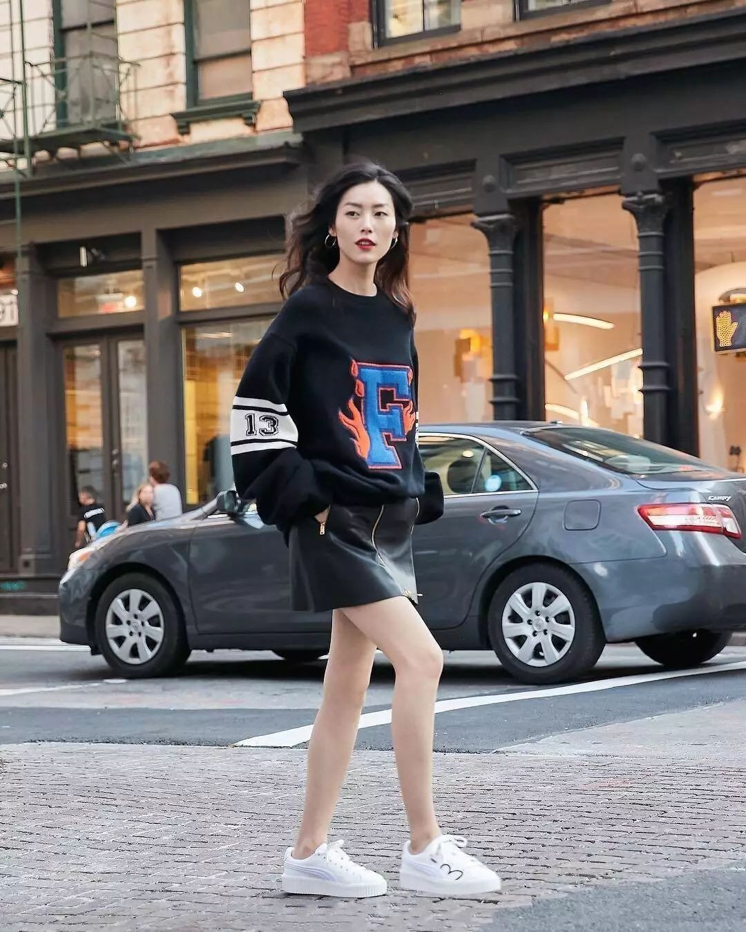 这条逆天小皮裙是超模刘雯最爱，热巴唐嫣明知撞衫也要抢着穿？