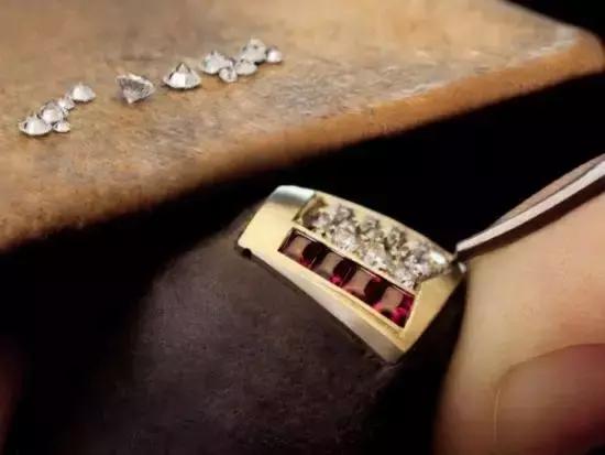 卡地亚、梵克雅宝、宝格丽等在制作技术上有什么标志性的工艺？