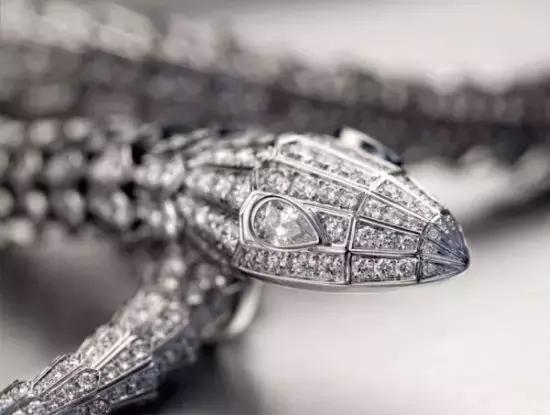 卡地亚、梵克雅宝、宝格丽等在制作技术上有什么标志性的工艺？