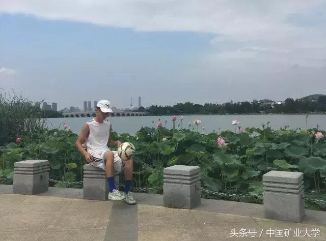 这个小伙子不一般！矿大学生被国脚认可，准博士带球冲向学术殿堂！