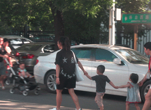 同样都是违反交规，为什么何洁就能得到原谅，而baby就获得批评？