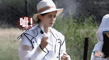 一条颈纹老十岁教你一招淡化,年纪小就有一条很深的颈纹