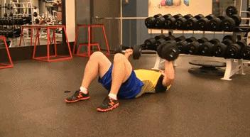 卧推后肩峰疼怎么解决,卧推后肩膀疼痛多久可以恢复