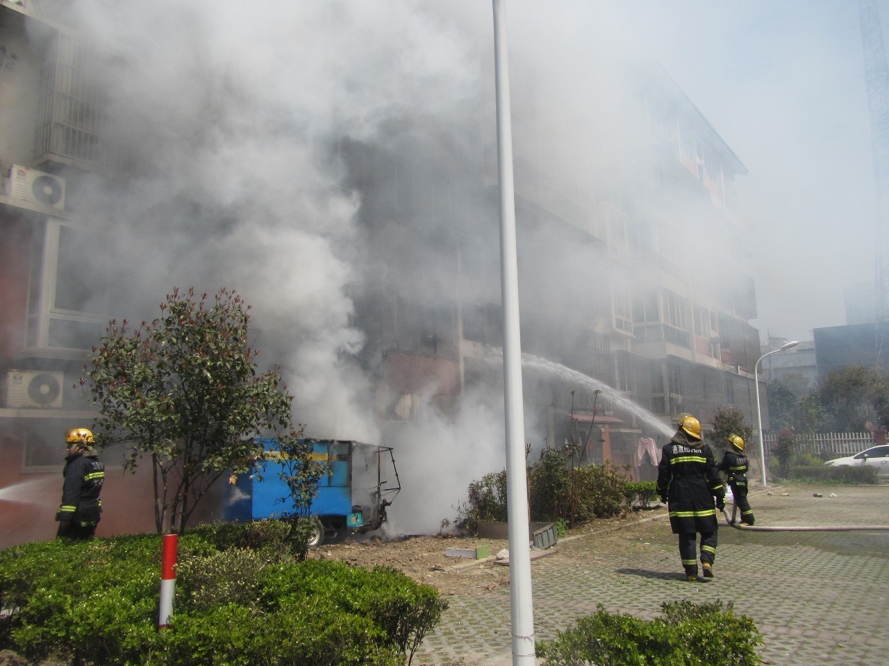 手白剁了？普惠苑一圆通快递车库被烧看完心疼小哥！