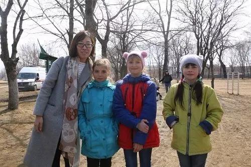 开着小车哼着小曲,开着车哼着歌结果一面包车掉头