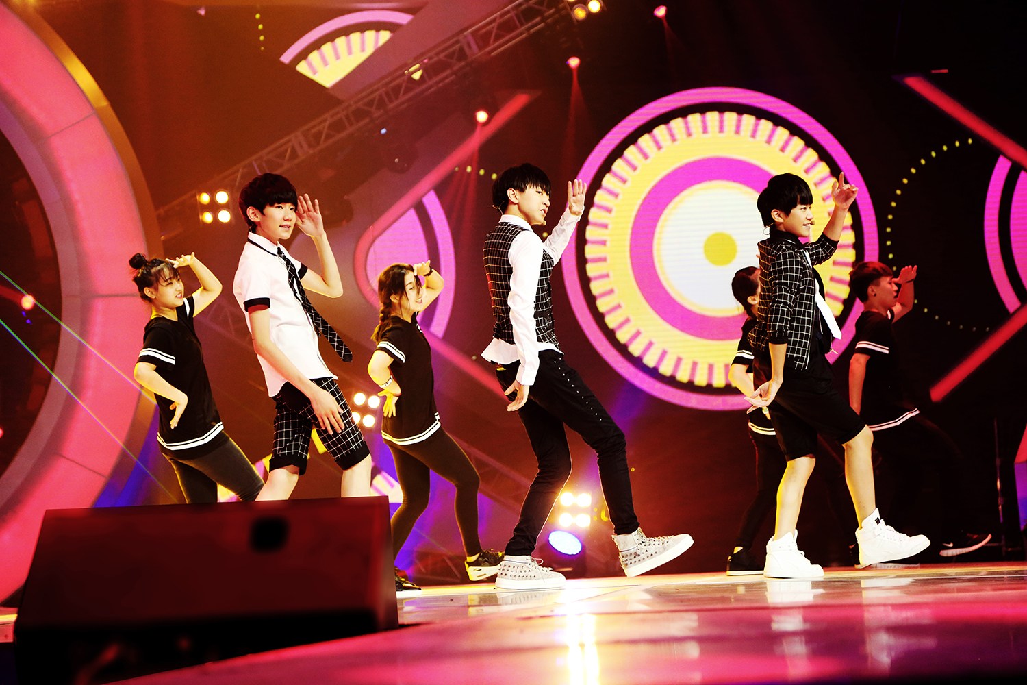 tfboys被前辈夸上风口浪尖 (tfboys被前辈质疑年龄)