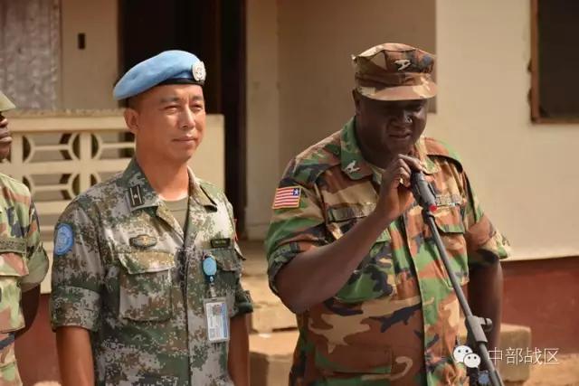 赴马里维和部队开展援助,中国赴黎维和官兵帮助当地学校