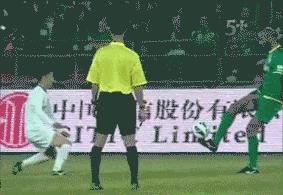 大师级盘点足坛逆天停球美如画,献上膝盖英文