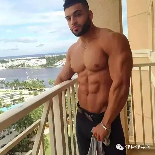 光头络腮胡肌肉男人,肌肉最猛而且非常帅的肌肉男