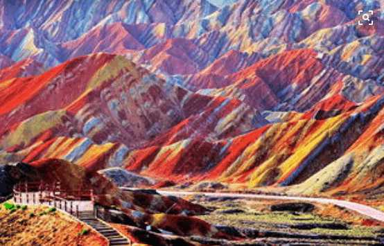 忘了张艺谋的《三枪拍案惊奇》记住甘肃张掖丹霞地质公园的山峦