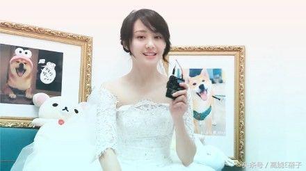 郑爽被表姐坑惨，借炸鸡店开业主动向粉丝和艺人索要120元花篮