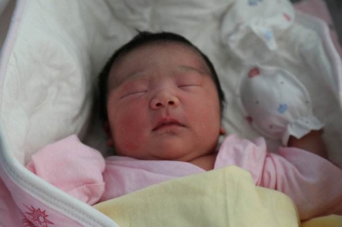 39岁高龄产妇刚顺产完,医生又把手伸进去,比生孩子还痛苦