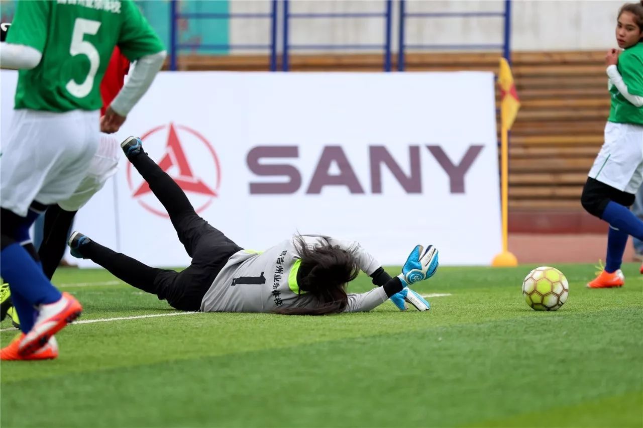 梅西贴地斩守门员,梅西点球攻破力瓦科维奇的球门