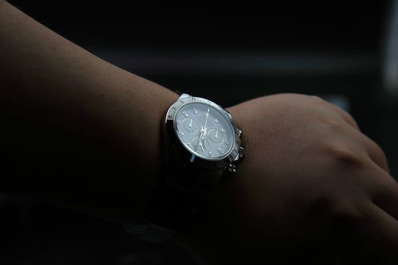 劳力士迪通拿戴着丢人吗,劳力士迪通拿金表是真的吗