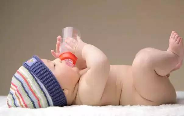 宝宝不爱喝水妈妈有高招,宝宝不爱喝水妈妈一招搞定原视频