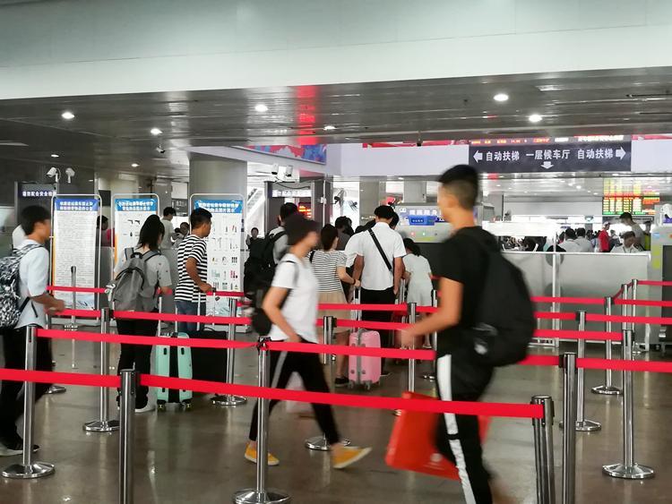 国庆最后一天的北海车站，火车站挤死人，汽车站空寥寥