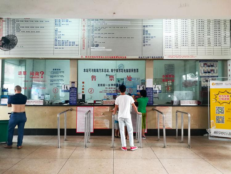 国庆最后一天的北海车站，火车站挤死人，汽车站空寥寥