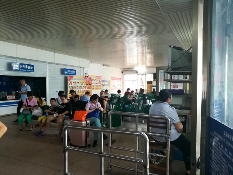 国庆最后一天的北海车站，火车站挤死人，汽车站空寥寥