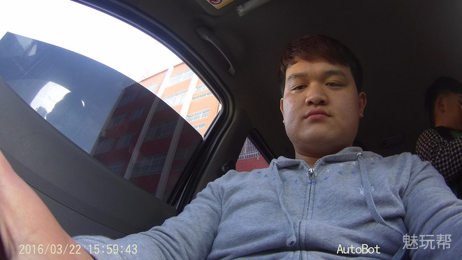 你驾驶,她帮你看风景