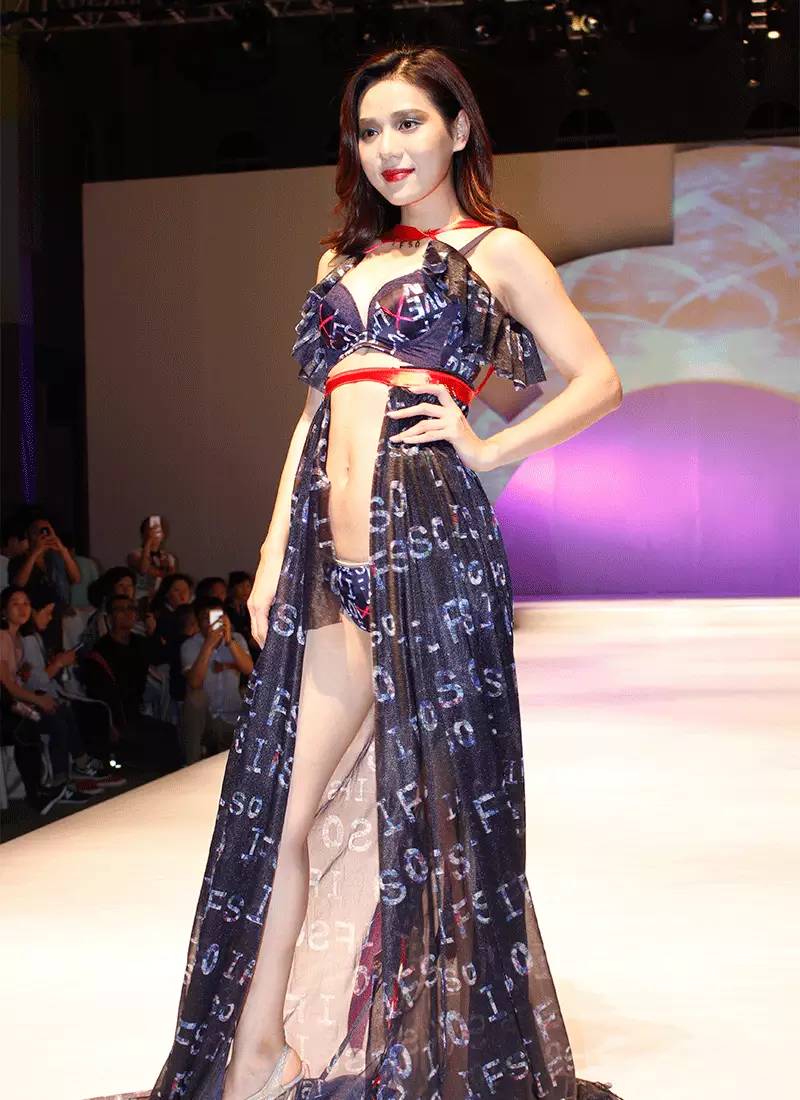 杰奎琳茵芙莎,杰奎琳时装秀