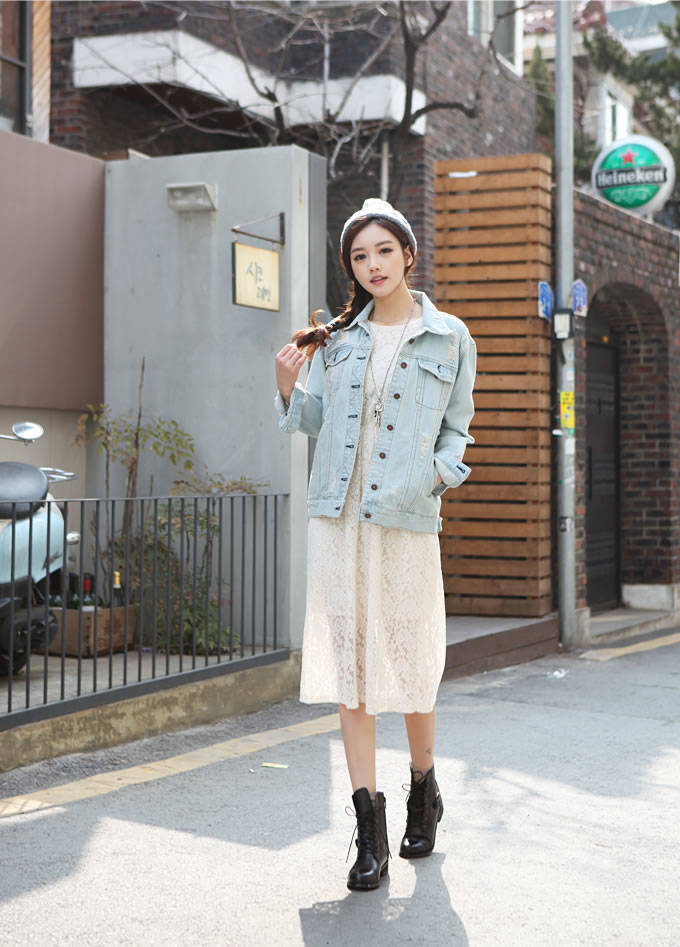 孙允珠露肩牛仔连衣裙,孙允珠破洞毛线衣配湛蓝方格裙