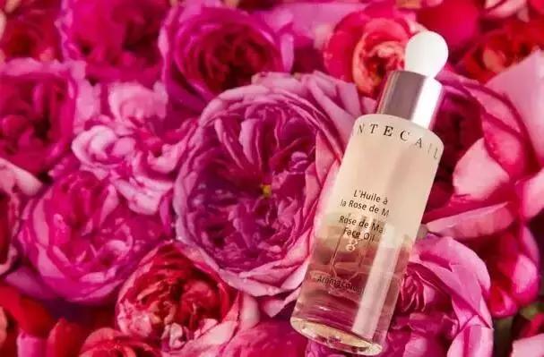 秋天给脸补补水,要给皮肤大量补水