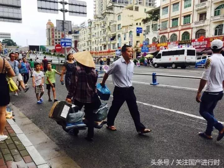 在工厂上班的越南姑娘,大批越南姑娘过海关涌入中国打工