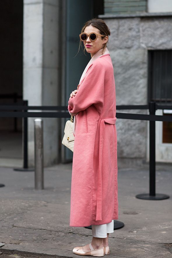粉色大衣怎么搭配衣服好看,粉色大衣的里面怎样搭配好看