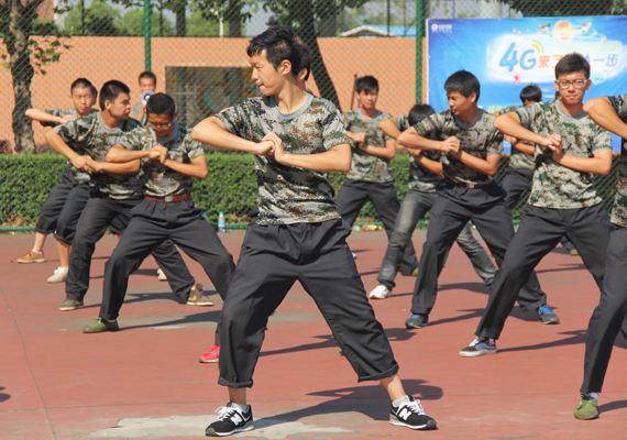 大学生遇到歹徒打了一套军体拳,一大学生遇歹徒打出十六堂军体拳