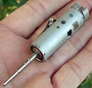 就在刚刚我把我媳妇儿买的1000块电动牙刷拆了，惊奇的发现了