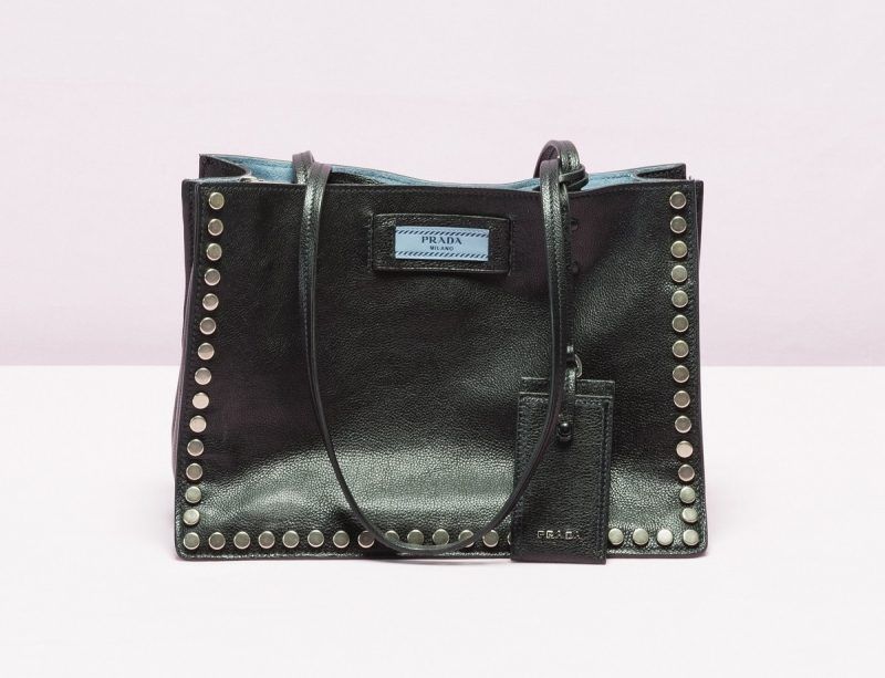 prada包包必买经典款,今年流行的大牌包包双肩