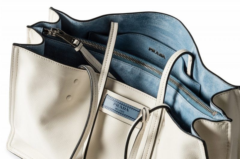 prada包包必买经典款,今年流行的大牌包包双肩