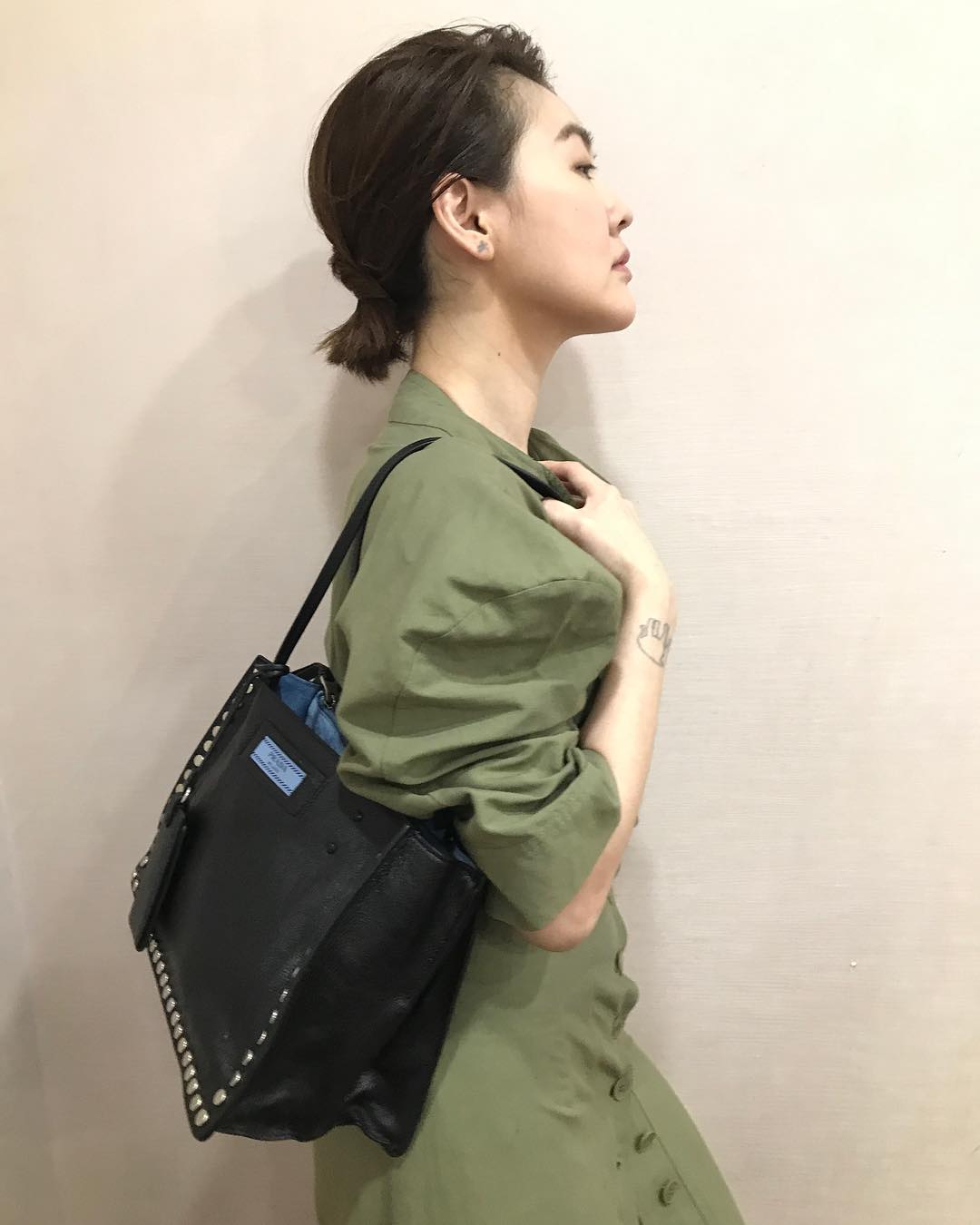 prada包包必买经典款,今年流行的大牌包包双肩