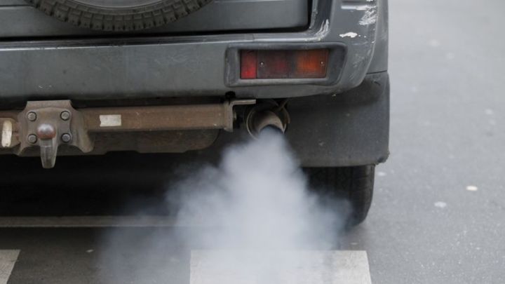 车身抖动排气冒白烟怎么回事,排气冒白烟发动机抖怎么回事