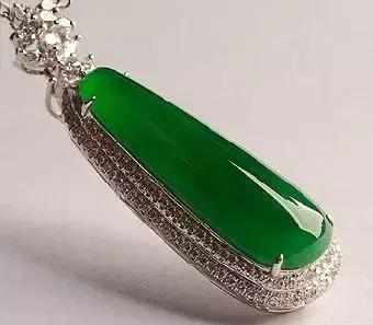 富商拿自己的翡翠来炫耀，朋友拿出了压箱底的宝贝，差点把他吓死