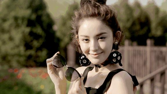 就用30块钱狂收当季爆款彩妆，“带货”女王们的梳妆台超魔性！