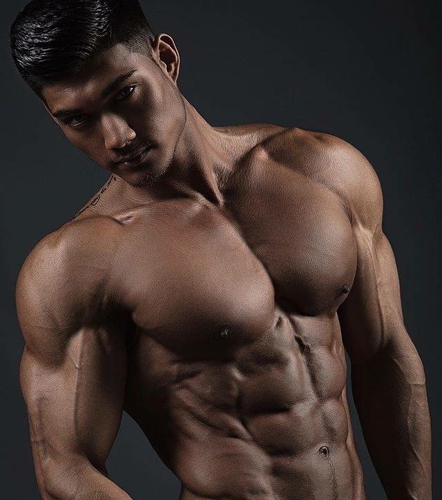 练胸肌的几个哑铃动作,哑铃练下胸肌最基本动作