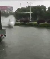 泡菜韩国的设计真是看不懂，这样的黑毛衣竟被穿出不是凡人的感觉