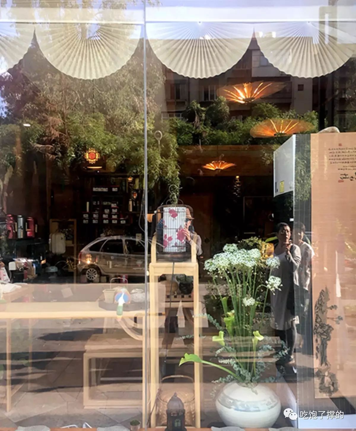 这是一枚用饱含阳光雨露的新鲜玫瑰花做的鲜花饼