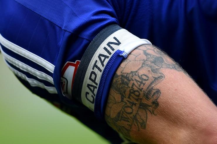 怎样才是一个足球队的队长,把球传给队长