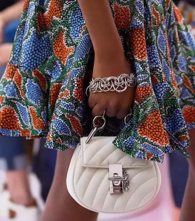 刘雯唐嫣同款小猪包,刘雯唐嫣最新消息