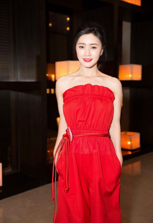 当红嫁给亿万富商,老公却在狱中病逝,今复出仍美艳动人