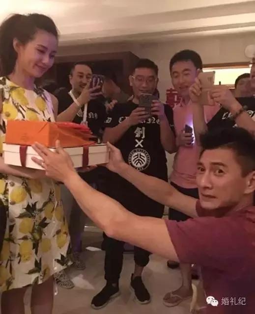 新郎变身奥特曼,婚礼上新郎扮奥特曼