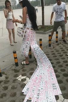 这样标准都找不到女朋友，一定是憋坏了，你看被子下面放的东西