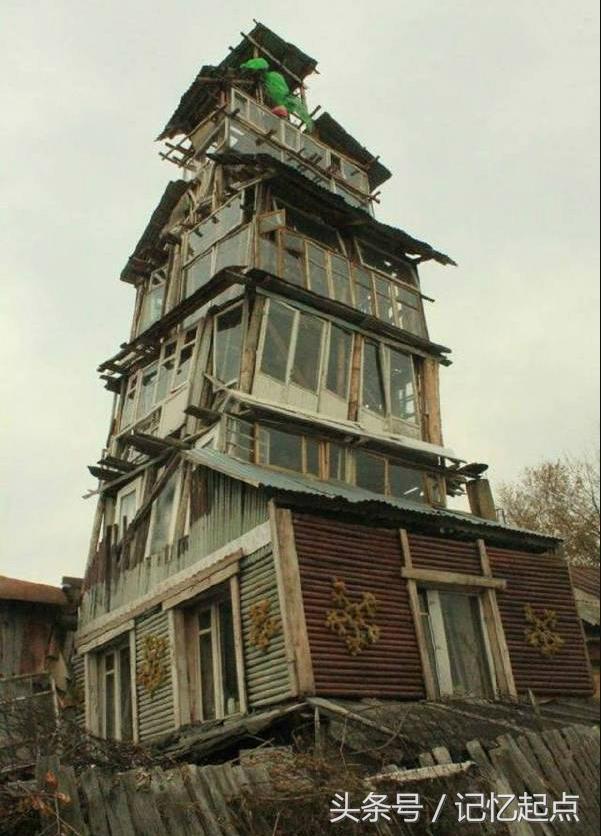 学校组织学生第二天穿父母工作服来上课,小明真太屌丝了