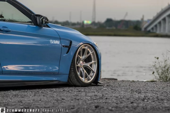 改装的宝马m4直接趴在地上了,普通的宝马m4可以开敞篷