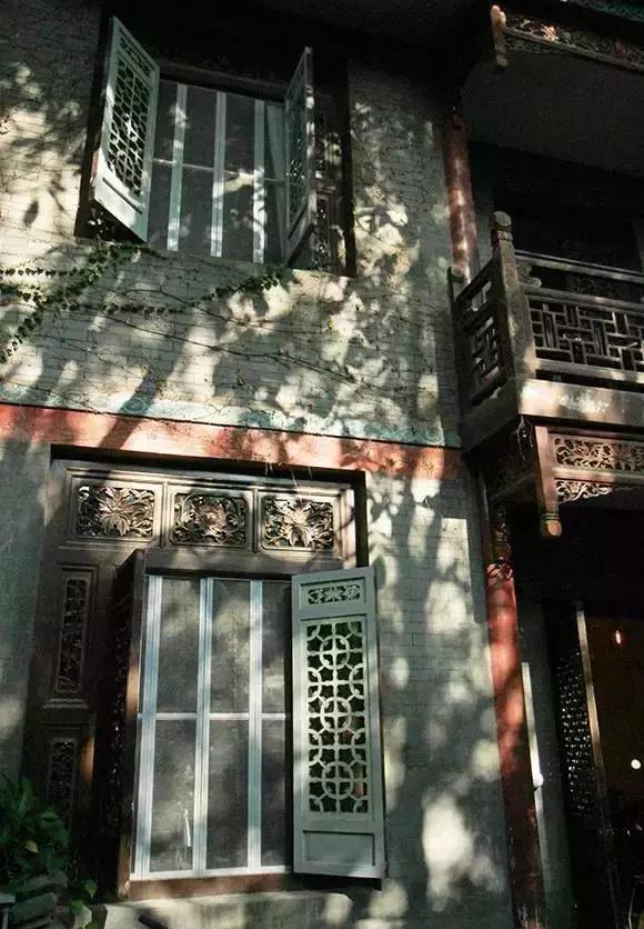 巷尾老爷爷卖的文房四宝，味道弥漫过旧旧的后院