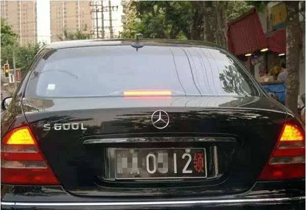 汽车黄牌是什么意思能进市区吗,汽车蓝牌上面的黄牌是什么