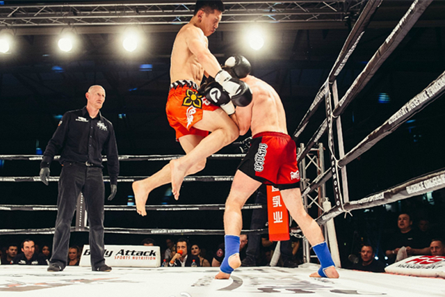 擂台飞膝盖命中对手,格斗擂台飞膝威力