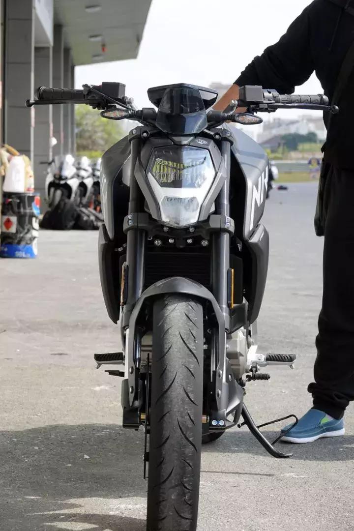 7.21秒国产加速最强250诞生：春风250NK，顺便把一些300cc也秒了